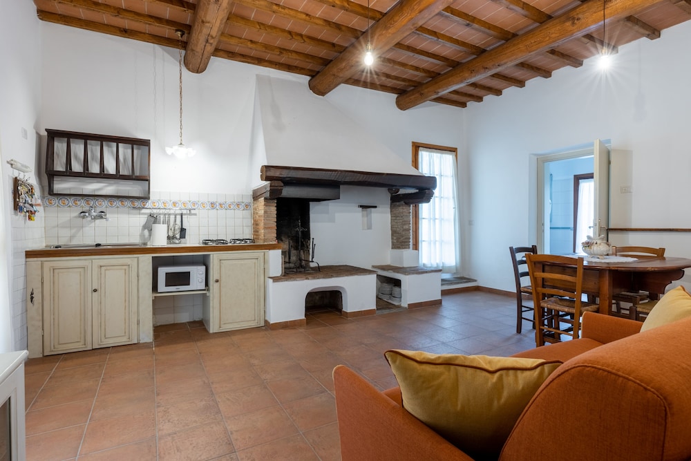 Classic Apartment, Patio, Hill View photo 3