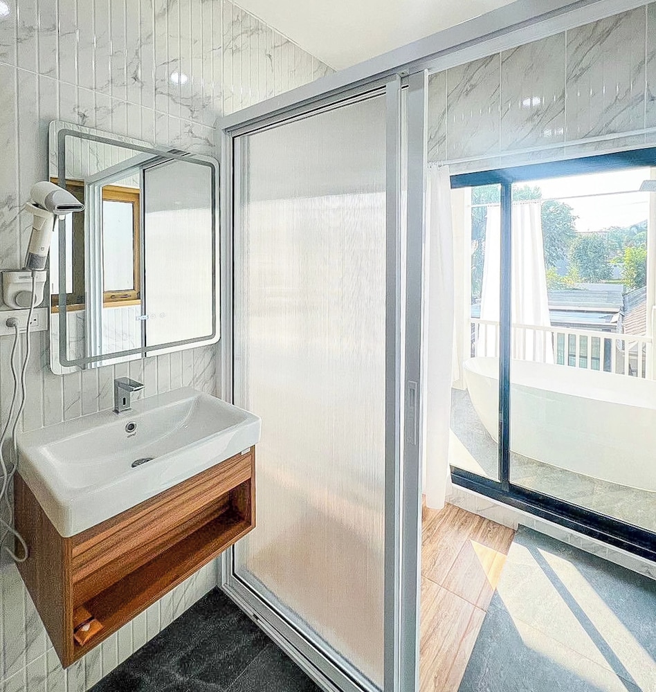 Deluxe Room with Bathtub - Photo 5