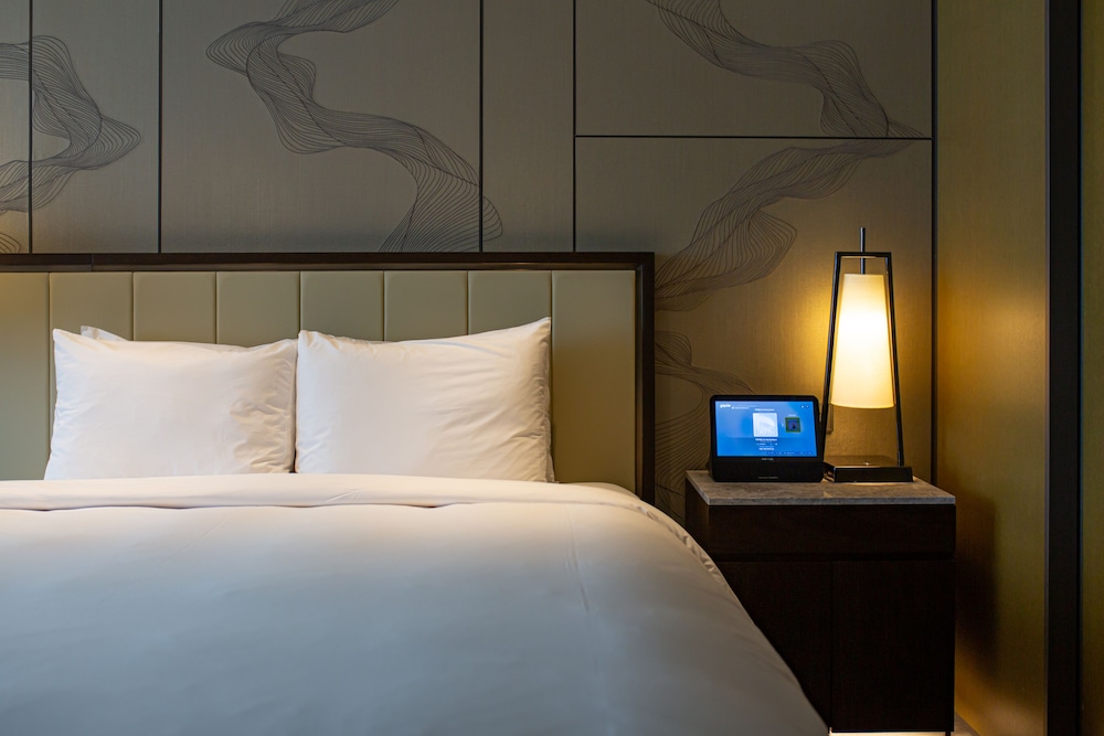 Club Room, 1 King Bed - Photo 6