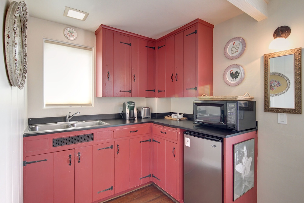 Room, 1 Queen Bed, Kitchenette photo 3