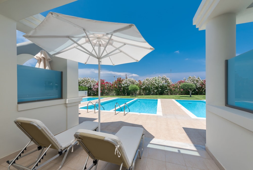 Junior Twin Room, Private Pool, Garden View photo 2