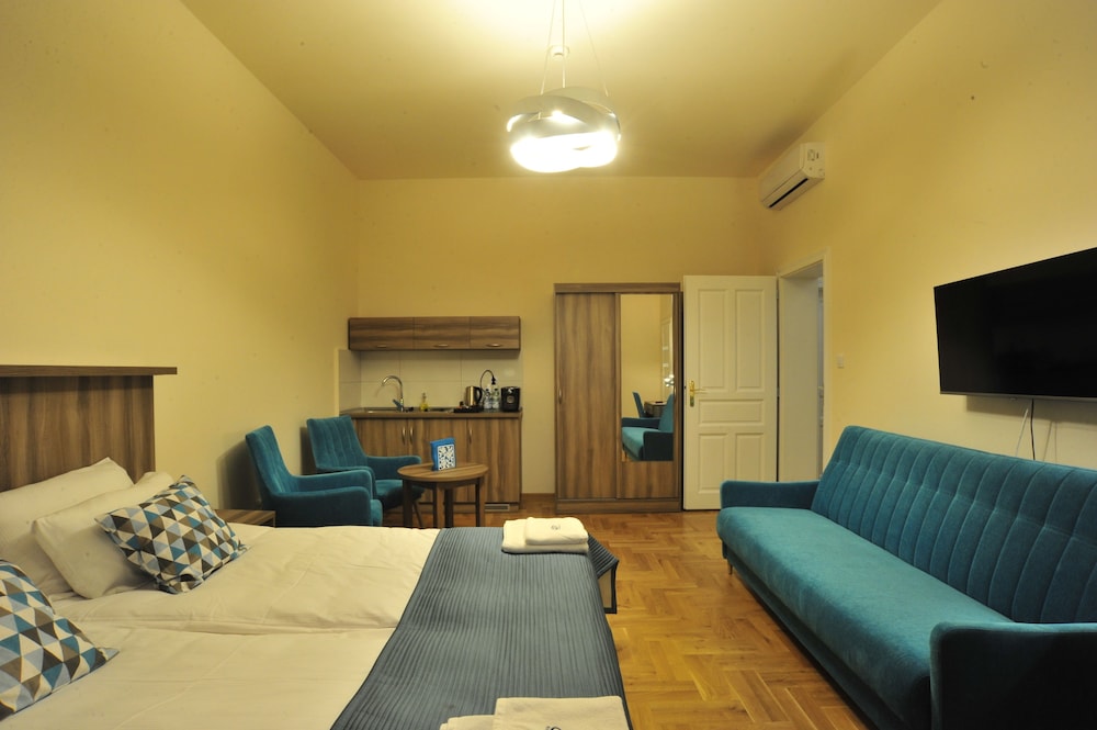 Apartment, 1 King Bed with Sofa bed, Private Bathroom photo 3