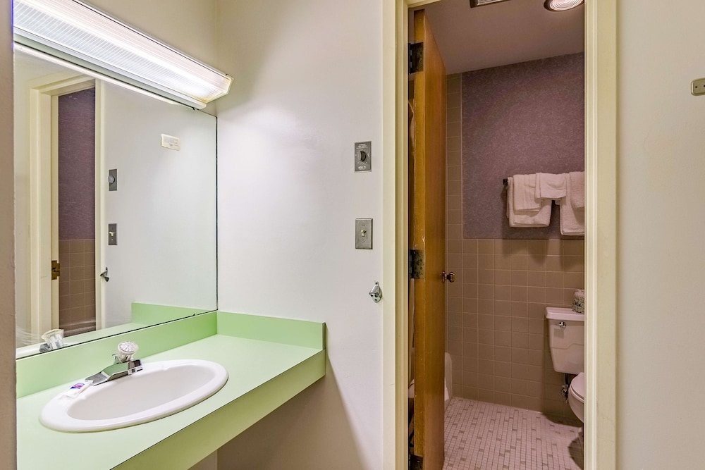 Deluxe Room, 2 Double Beds, Non Smoking, Refrigerator & Microwave - Photo 9