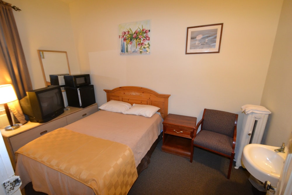 Dodge - Microwave/fridge and sink in room. Shared community restrooms/showers. photo 1