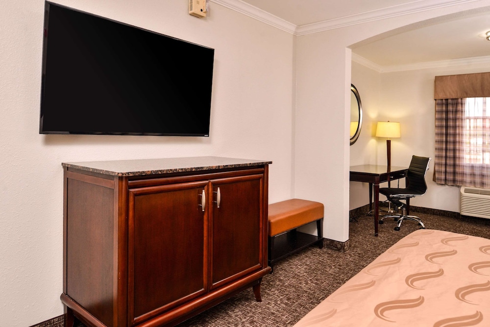 Suite, 1 King Bed, Non Smoking - Photo 2