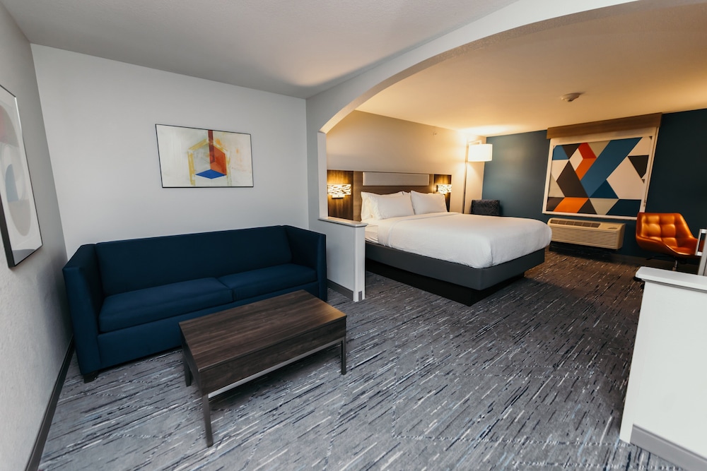 Suite, 1 King Bed, Accessible (Communications) - Photo 2