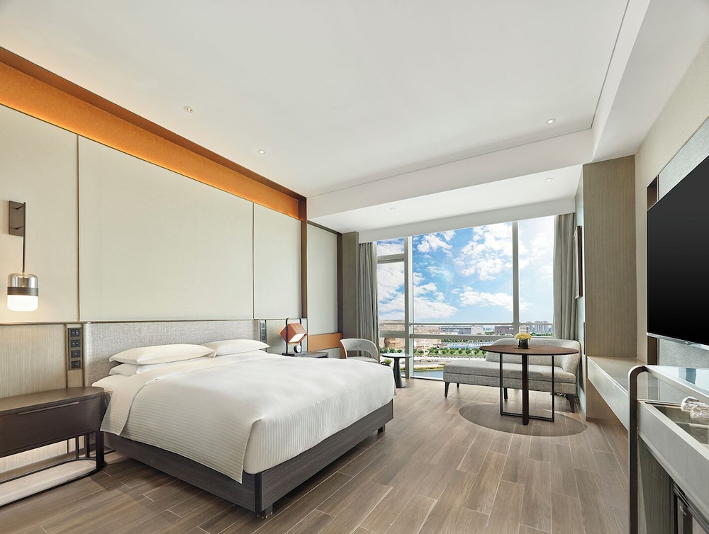 Room, 1 King Bed, Lake View (Garden Terrace)
