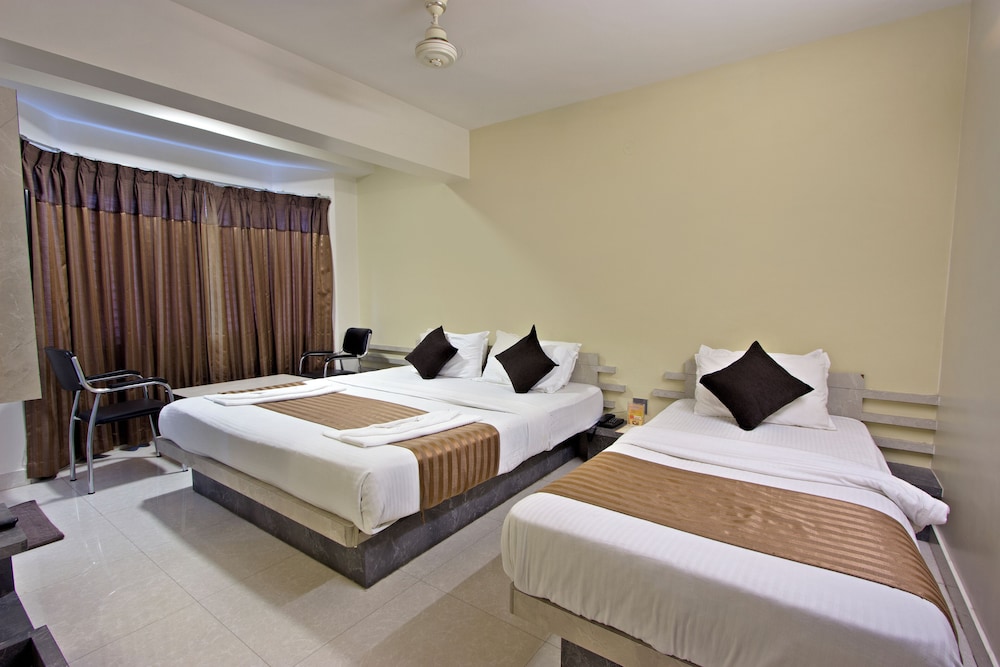 DELUXE TRIPLE BED NON AC