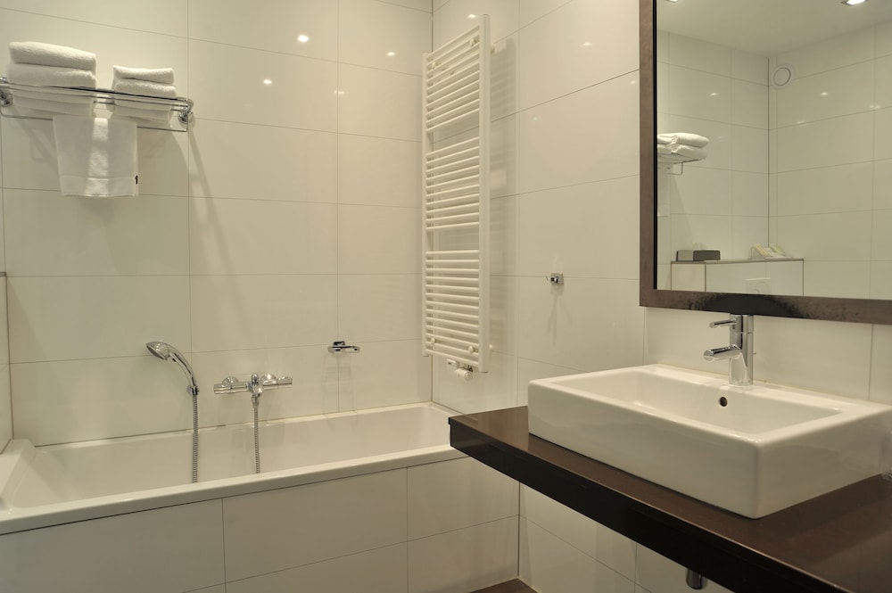 Suite, 1 King Bed, Balcony - Photo 7