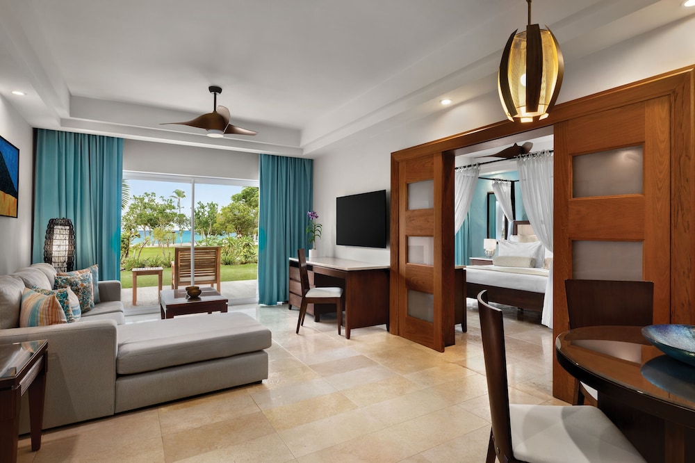 Club Suite, 1 King Bed, Oceanfront (Preferred) - Photo 1