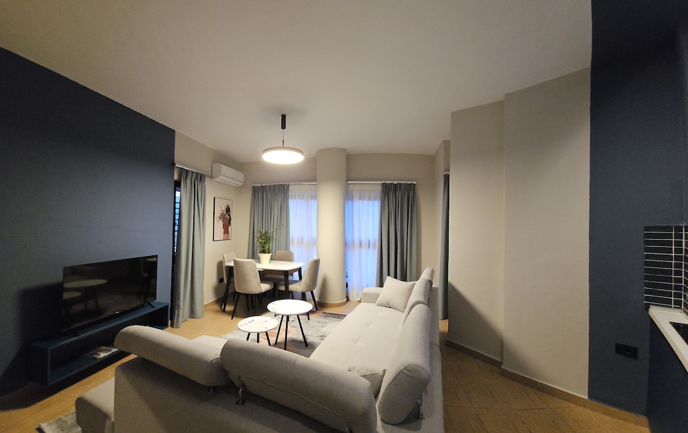 Comfort Apartment - Access via 2 floors elevator & 2 floors stairs photo 1
