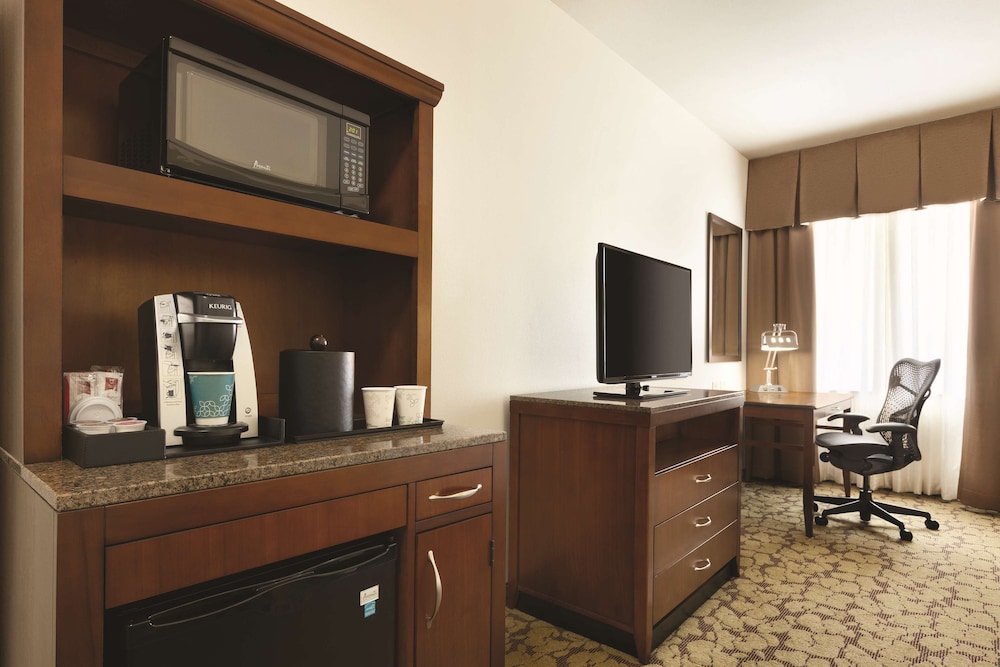 Room, 1 King Bed (With Drinks-Snacks)