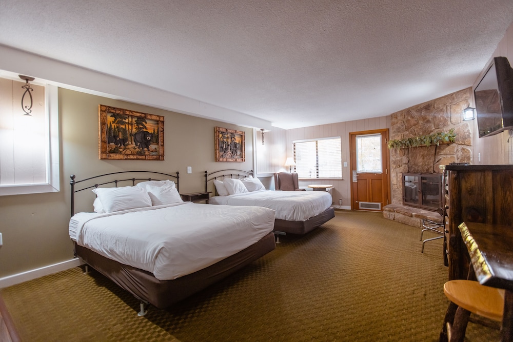 Riverside Deluxe 2-Queen Beds with Fireplace photo 2