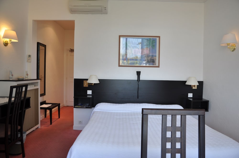 Superior Double Room, 1 Queen Bed, Pool View photo 2