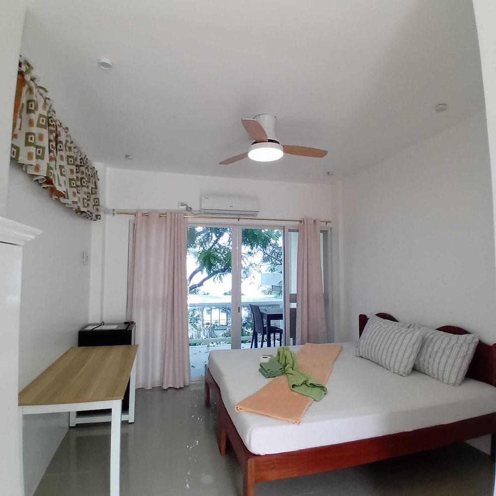 Deluxe Studio Suite, 1 Bedroom, Balcony, Beach View photo 1