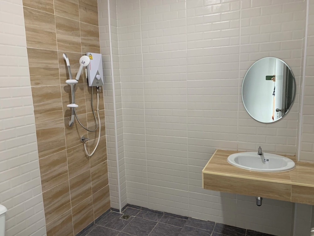 Standard Room, 1 King Bed, Private Bathroom photo 2