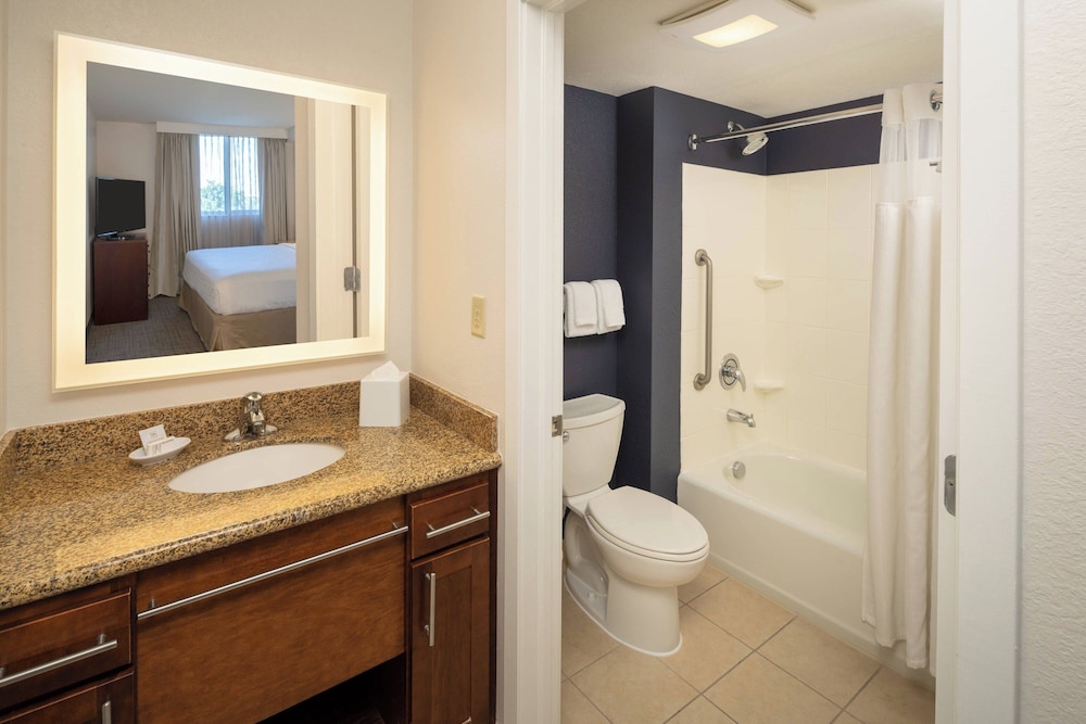 Suite, 2 Bedrooms (Mobility/Hearing Access, Roll-In Shwr)