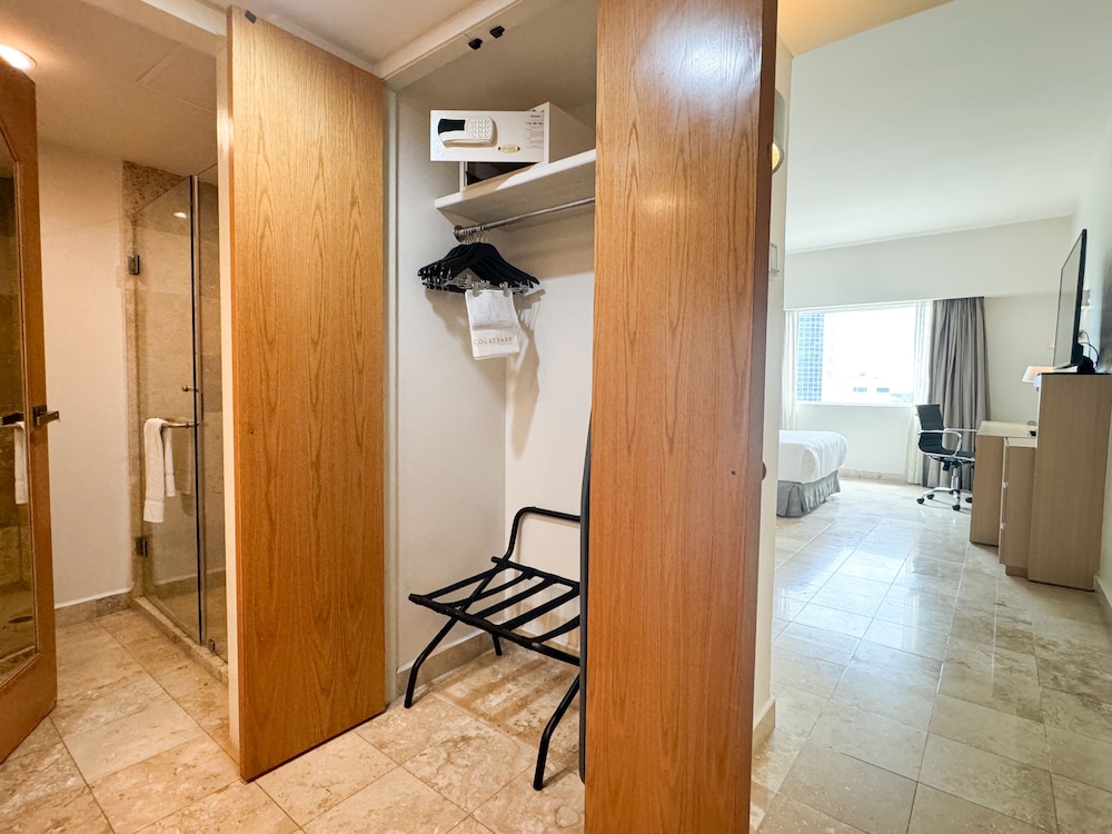 Room, 2 Twin Beds - Photo 6