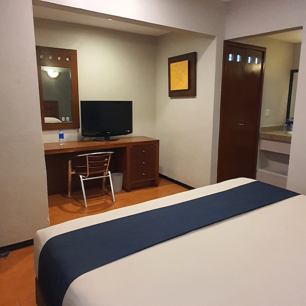 Economy Room, 1 King Bed photo 3
