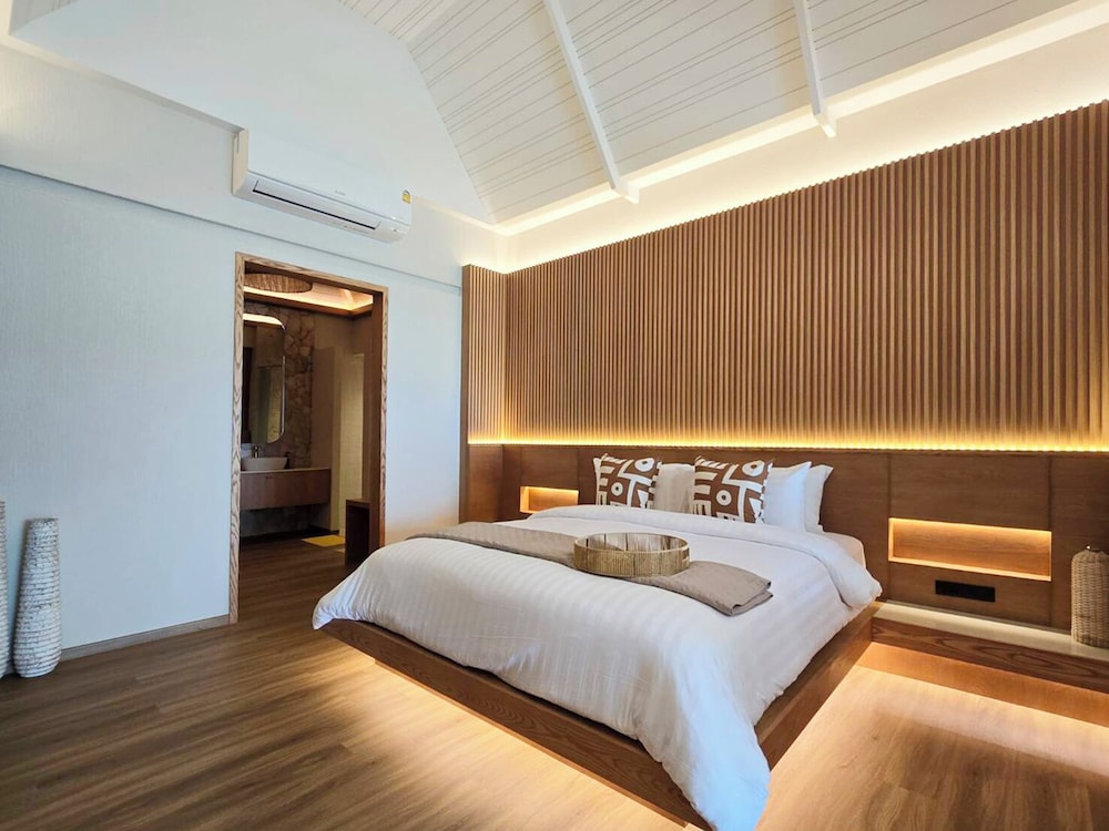 Family Beachfront Pool Villa - Photo 12