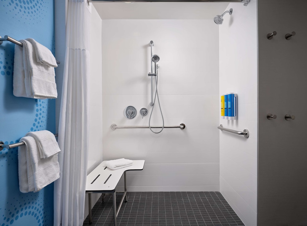 Room, 2 Queen Beds, Accessible (Roll-In Shower) - Photo 3