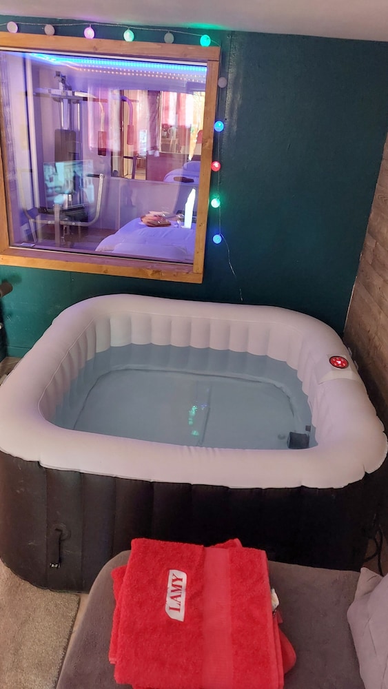 Classic Jacuzzi Apartment photo 3