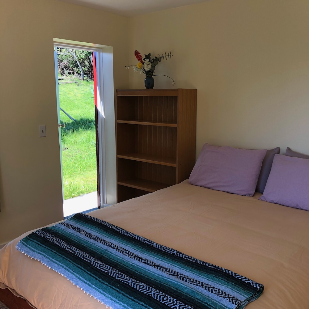 Sunrise Queen Bed (Shared Bath) photo 1