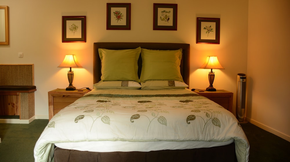 Deluxe Double Room, 1 Queen Bed, Private Bathroom, Garden View photo 3