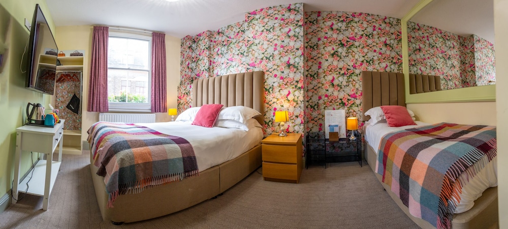 Classic Triple Room, Ensuite photo 1