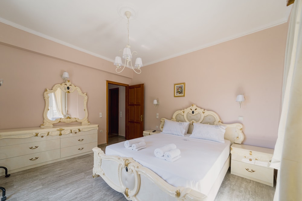 Classic Suite, 1 Bedroom, Partial Ocean View photo 2
