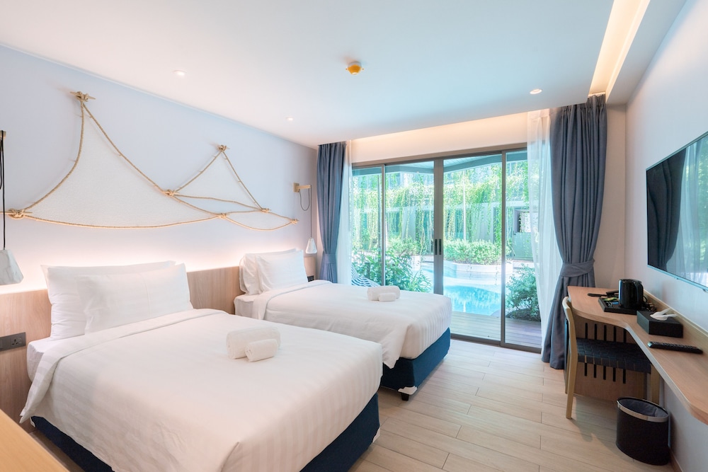 Deluxe Twin Room, Pool Access with Pool View photo 1
