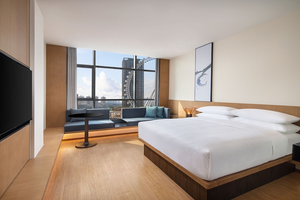 Premium Room, 1 King Bed - Photo 1