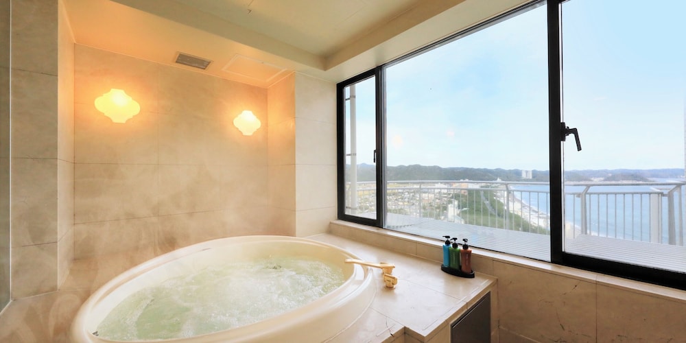 Ocean View Royal Suite with Private Sauna and Jacuzzi / Pine Crest, Non Smoking - Photo 5