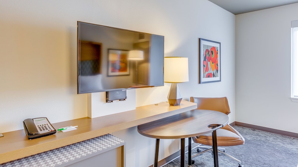 Suite, 1 King Bed, Accessible Bathtub (Communications) photo 2