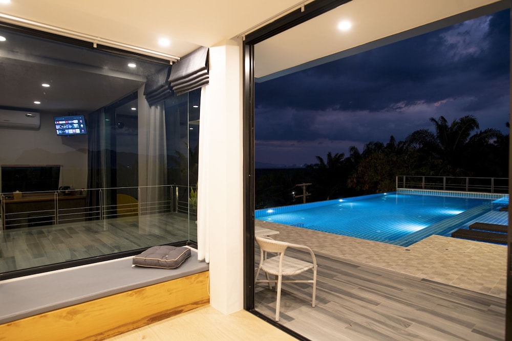 Deluxe Room, Pool Access photo 3