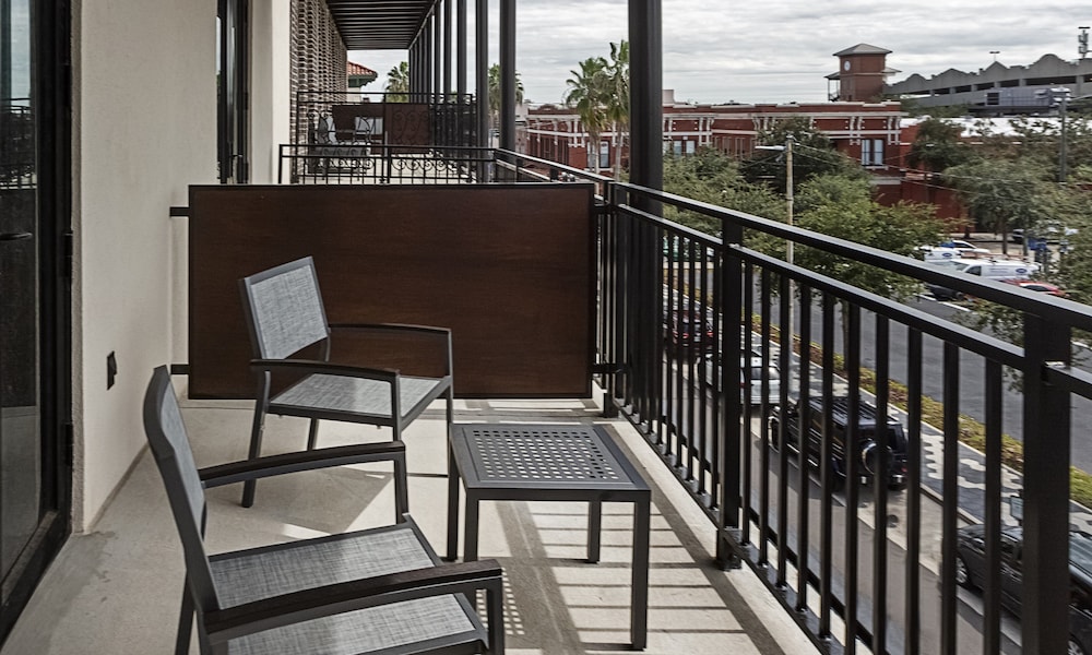 Studio Suite Balcony - Photo 2