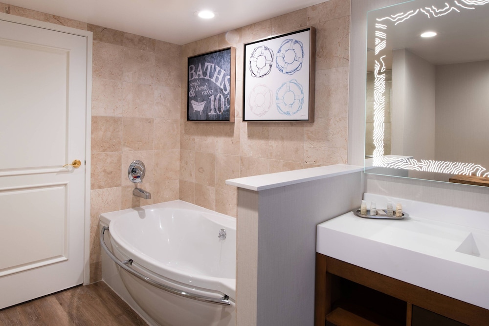 Junior Suite, 1 King Bed, Balcony - Photo 10