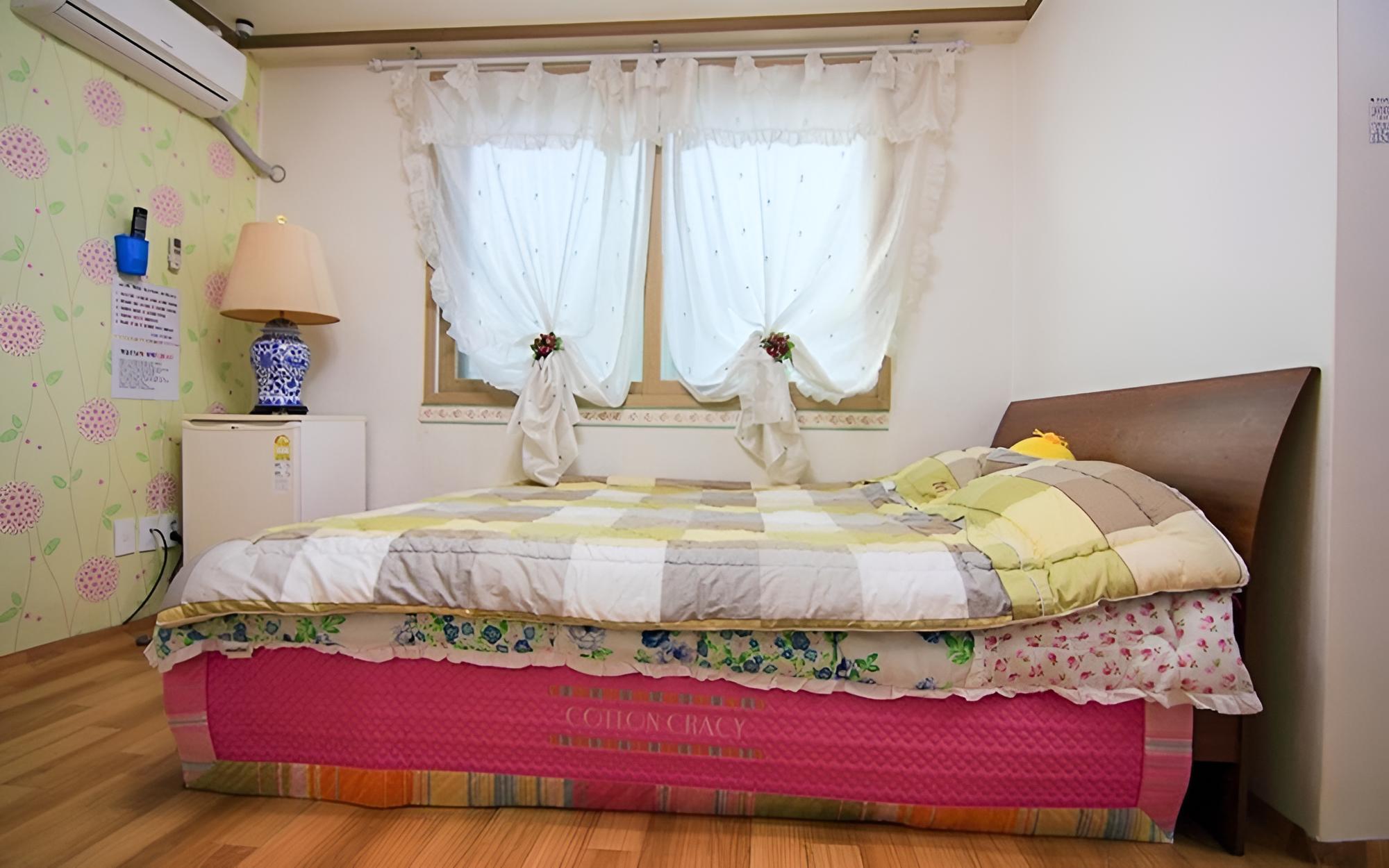 Room (Room 204)