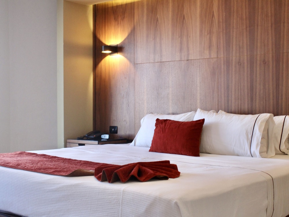 Executive Room, 1 King Bed, City View - Photo 7