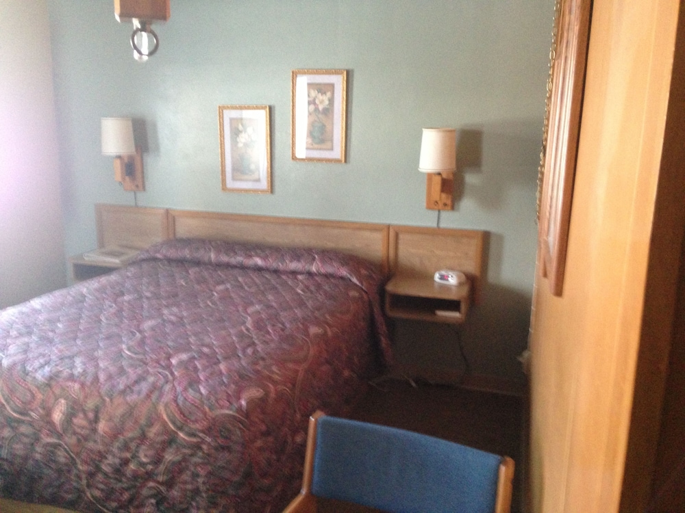 Standard Room, 1 Queen Bed photo 2