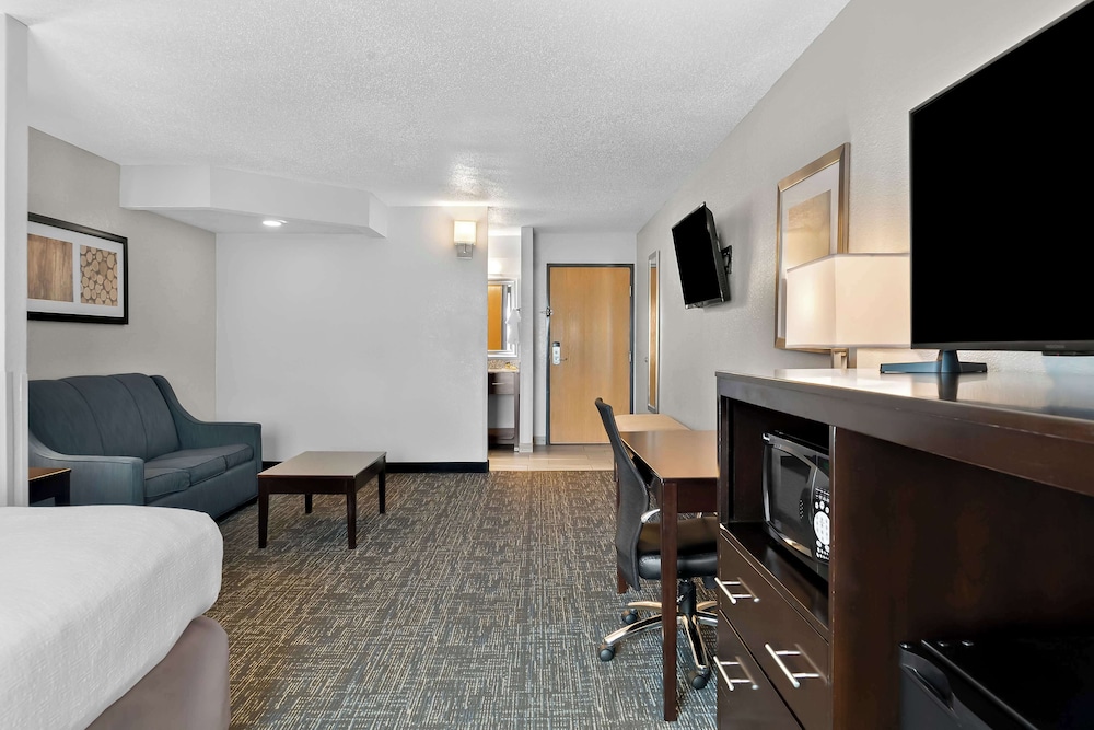 Suite, 1 King Bed, Non Smoking, Refrigerator & Microwave - Photo 3