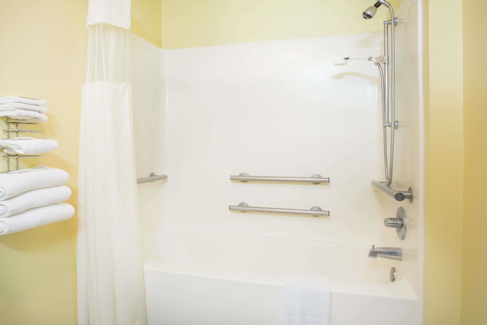 Room, 1 Queen Bed, Accessible - Photo 3