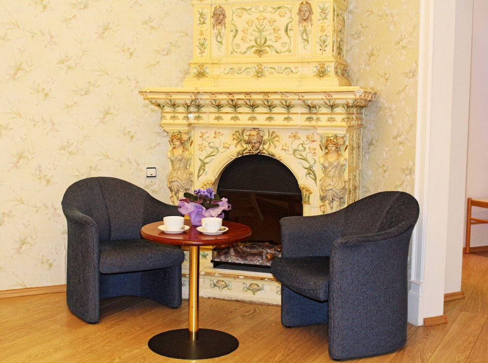Family Room - Photo 3