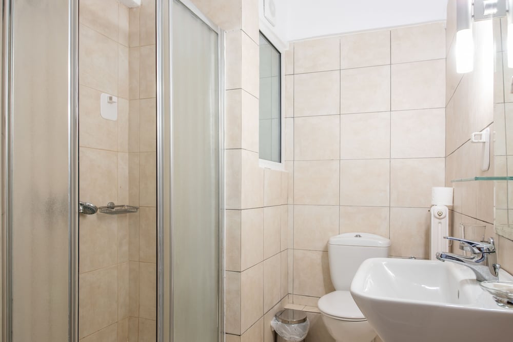 Economy Triple Room - Photo 11