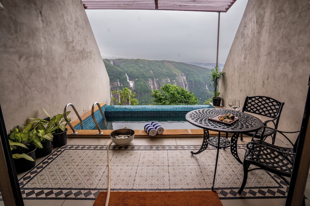 Waterfall Pool Suite photo 3