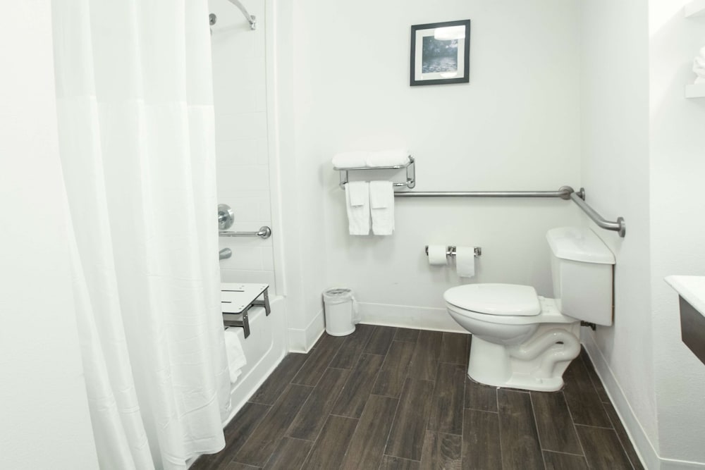 Room, 1 King Bed, Accessible - Photo 2