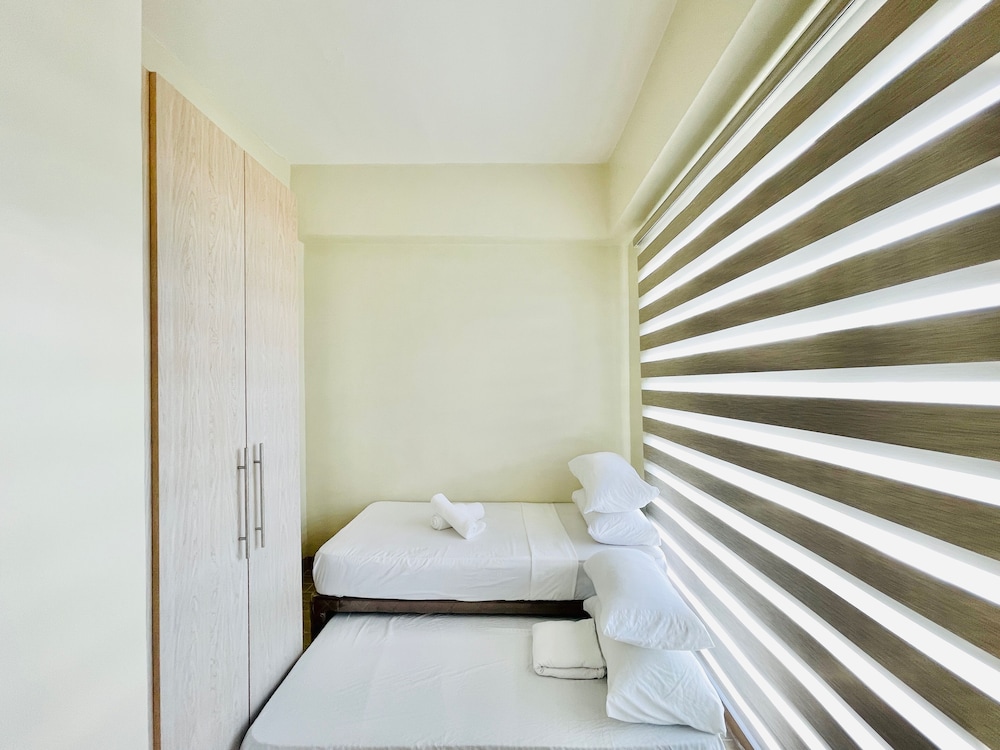 Signature Condo, 2 Bedrooms, Balcony, Pool View photo 3