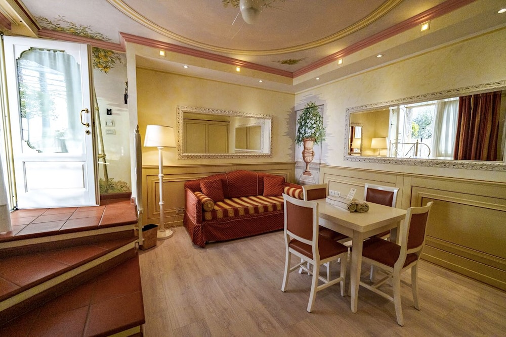 Exclusive Suite Deluxe with Living Area, Private Terrace, Lake View - Photo 2