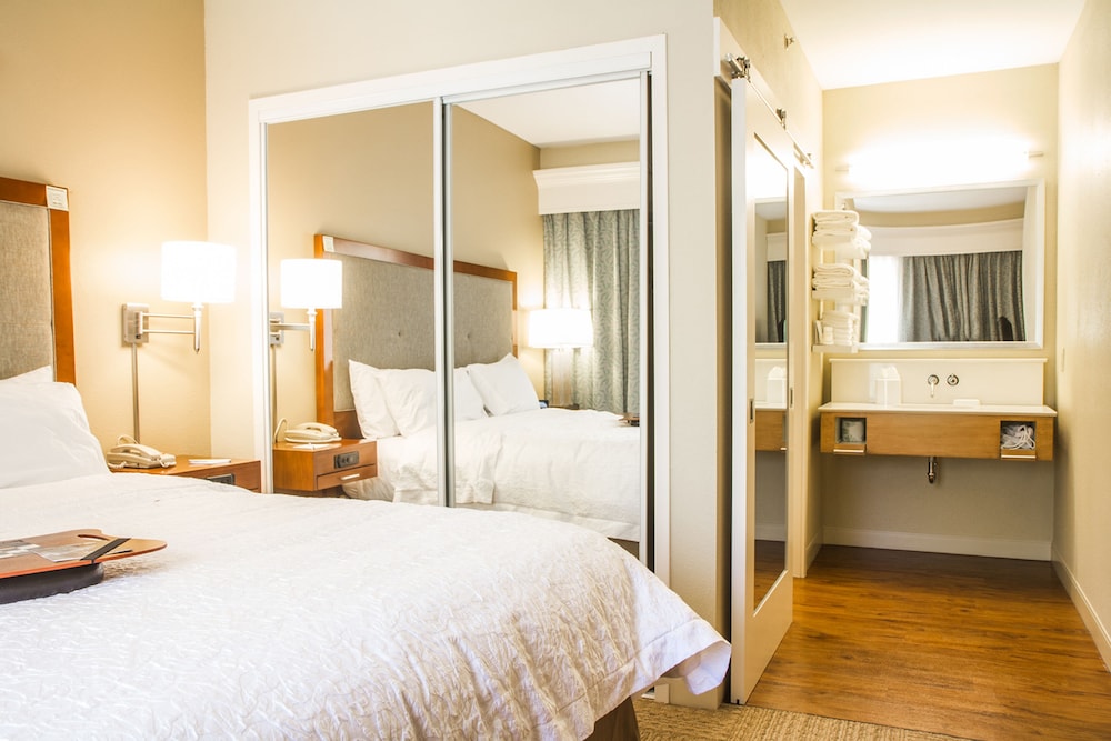 Suite, 1 King Bed, Accessible, Non Smoking - Photo 2