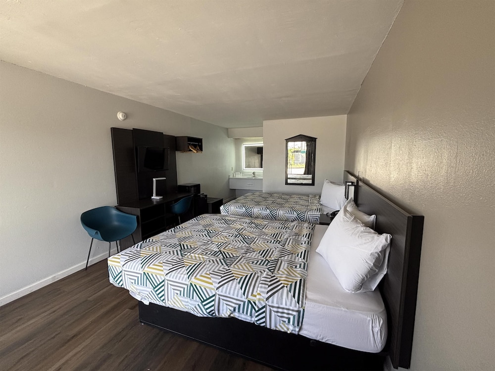 Deluxe Room, 2 Queen Beds, Non Smoking, Refrigerator & Microwave photo 3